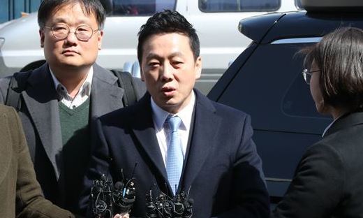 ‘성추행 의혹’ 정봉주 경찰 출석 “진실은 조사에서 나올 것”