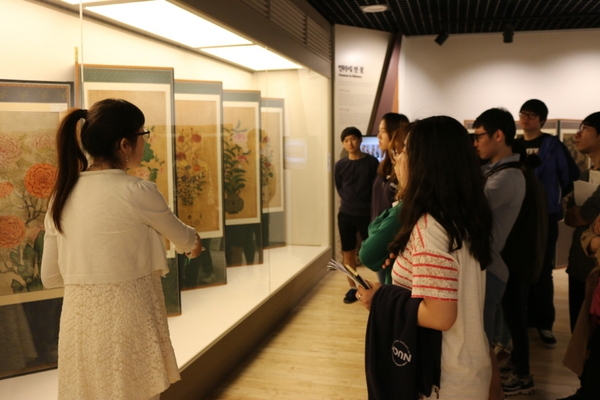 남 강진군 대구면  한국민화뮤지엄이을 찾은 관람객들이 해설을 들으면서 민화 작품들을 감상하고 있다.한국민화뮤지엄 사이트