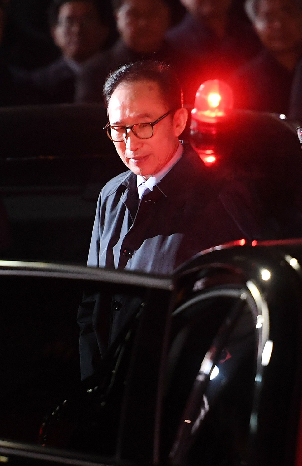 뇌물수수 등의 혐의로 구속영장이 발부된 이명박 전 대통령이 23일 새벽 서울 강남구 논현동 자택에서 동부구치소로 압송되고 있다. 공동취재사진