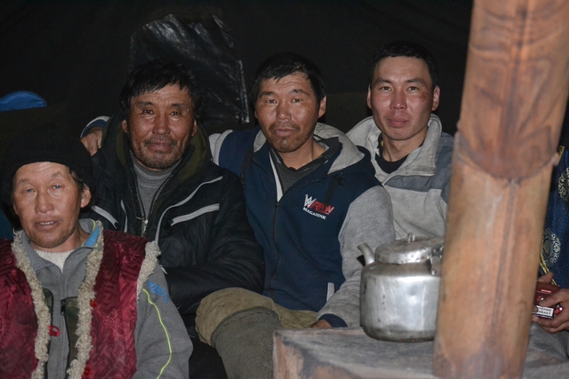 사냥꾼의 움막에 모인 사람들. 사소하지만 여유와 배려가 담긴 그들의 삶은 타이가의 추위를 이겨내는 힘이다. 공원국 제공