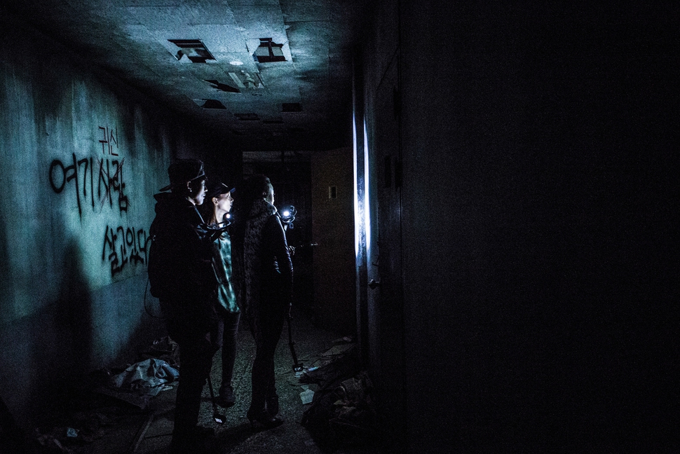 영화 〈곤지암〉의 한 장면.