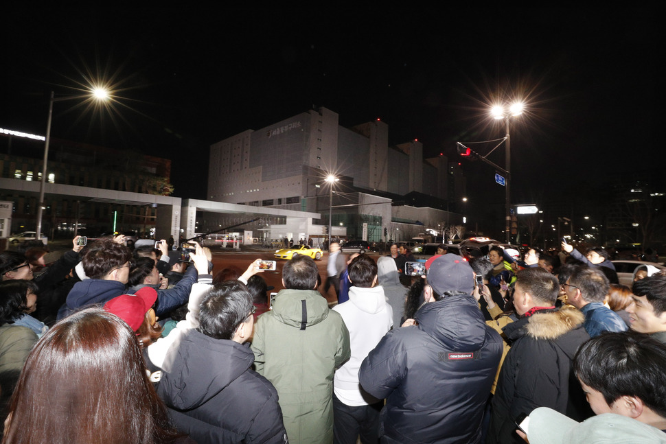 23일 새벽 서울 송파구 문정동 서울동부구치소 앞에서  이명박 전 대통령의 압송 장면을 지켜본 시민들. 이정아 기자 leej@hani.co.kr서