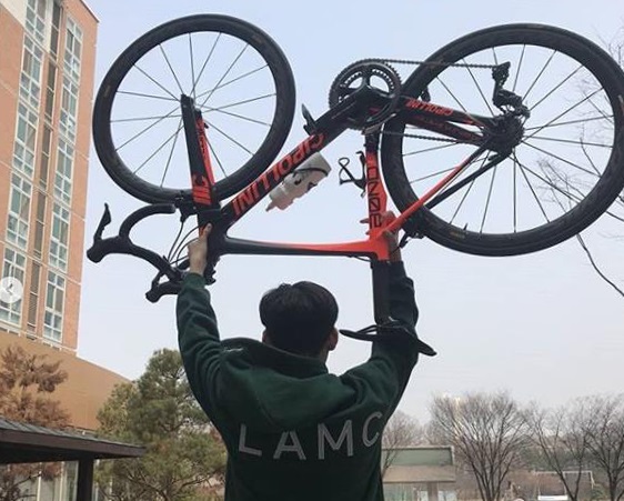 정재원이 24일 자신의 인스타그램에 이승훈이 사준 사이클을 들고 서 있는 사진을 올렸다. 연합뉴스