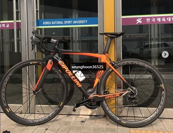 이승훈이 후배 정재원에게 선물한 사이클.             정재원 인스타그램