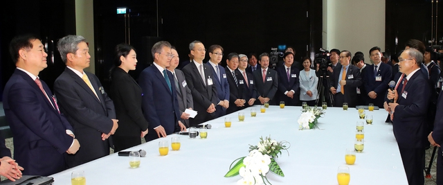 지난 23일 베트남 하노이 메리어트호텔에서 열린 아세안 청년일자리 협약식에 참석한 문재인 대통령이 협약 참가 기업인들과 담소를 나누고 있다. 연합뉴스