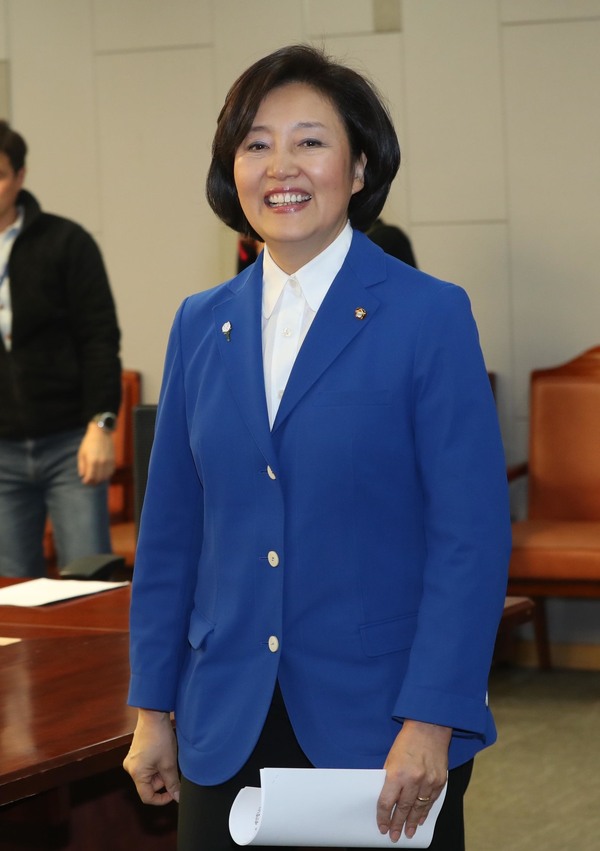 서울시장 후보 경선에 나선 박영선 더불어민주당 의원이 25일 오후 국회 의원회관에서 ‘서울 균형발전을 위한 약속’ 기자회견을 하기 위해 입장하고 있다. 강창광 기자 chang@hani.co.kr