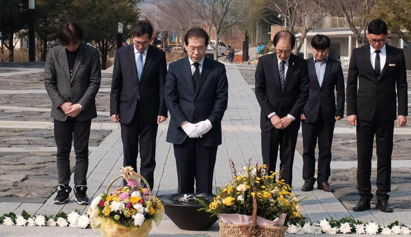 박원순 서울시장이 24일 오전 경남 김해 봉하마을을 찾아 노무현 전 대통령 묘역을 참배하고 있다. 박원순 서울시장 쪽 제공.