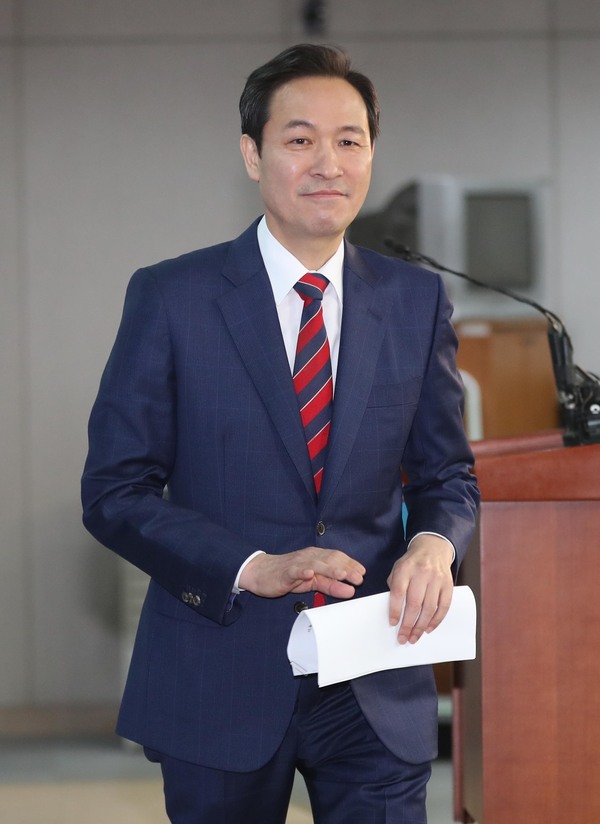 우상호 더불어민주당 의원이 25일 오전 국회 정론관에서 서울시장 경선 후보 등록 기자회견을 한 뒤 회견장을 나서고 있다. 강창광 기자 chang@hani.co.kr