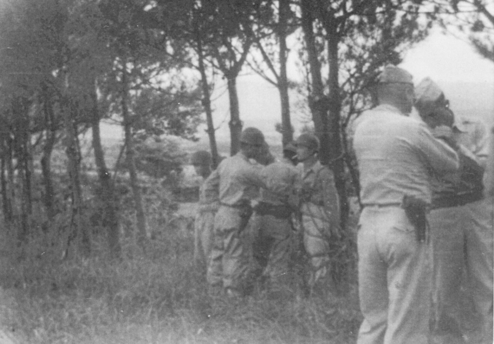 경비대원 3명이 1948년 8월3일 오후 제주시의 한 근교에서 내란죄와 탈영죄 등을 이유로 총살되기 직전의 모습이다. 옆에는 미군 장교 2명이 보인다. 이 현장에 있었던 연대 고문관은 당시 총살 집행이 미군의 입회 아래 이뤄지게 돼 있었다고 말했다.