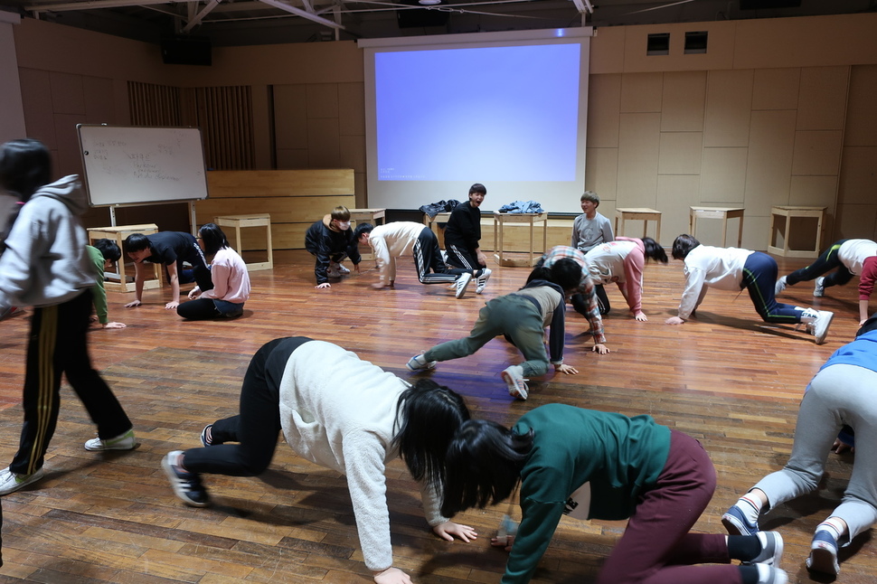 지난 3월16일 오디세이학교 하자센터 학생들이 파쿠르 훈련에 들어가기에 앞서 준비운동을 하고 있다. 김태경 기자