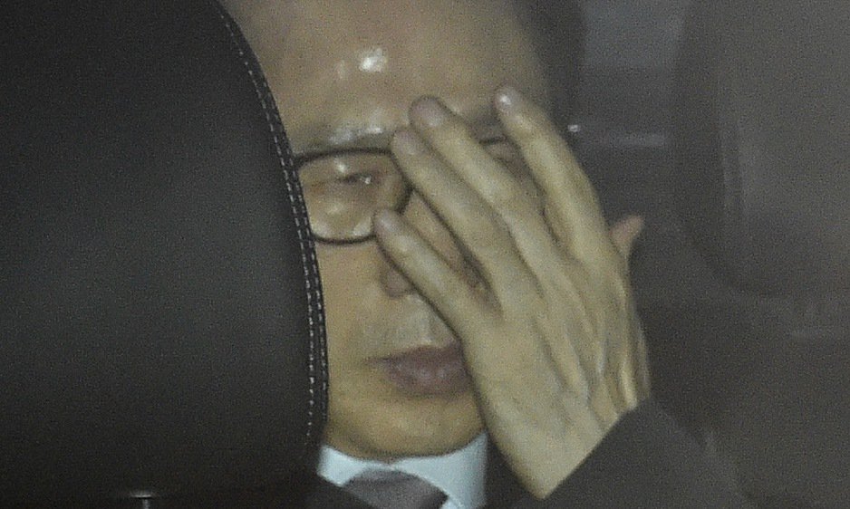 MB, 옥중조사 거부하고 ‘옥중 페북’…정치보복 여론전?