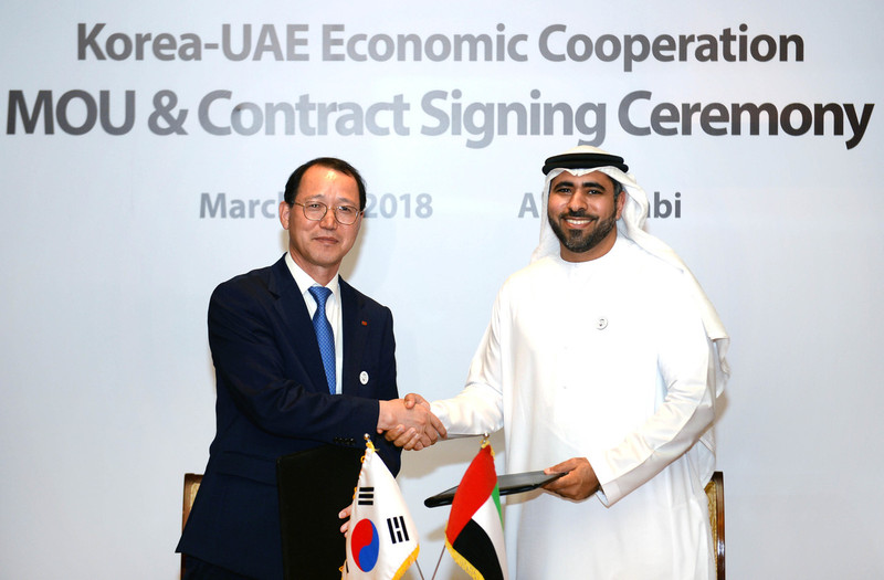 김시호 한국전력공사 사장대행(왼쪽)과 나서르 알 나세리 바라카원컴퍼니(UAE 원전 사업법인) 사장은 26일(현지시각) 오후 ’제3국 원전사업 공동진출 협력 선언문’에 서명했다. 이 자리에는 백운규 산업통상자원부 장관도 참석했다. 산업부 제공