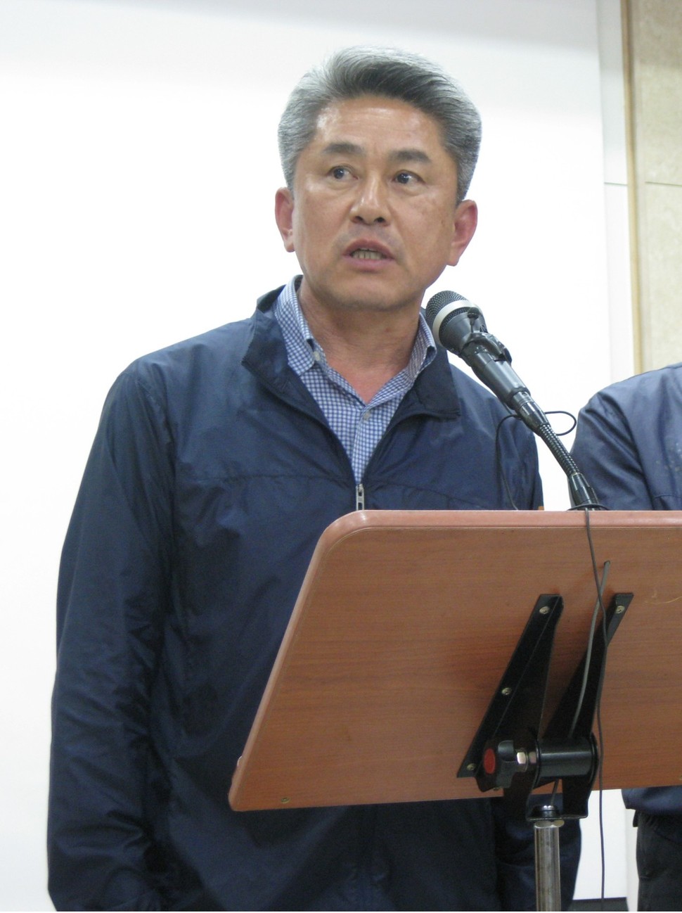 최병윤 전 충북도의원이 지난해 7월 수해 때 유럽 연수를 떠났다가 비판이 일자 조기 귀국한 뒤 사과하고 있다. 최 의원은 의원직을 사퇴한 뒤 음성군수 선거에 나섰다. 오윤주 기자