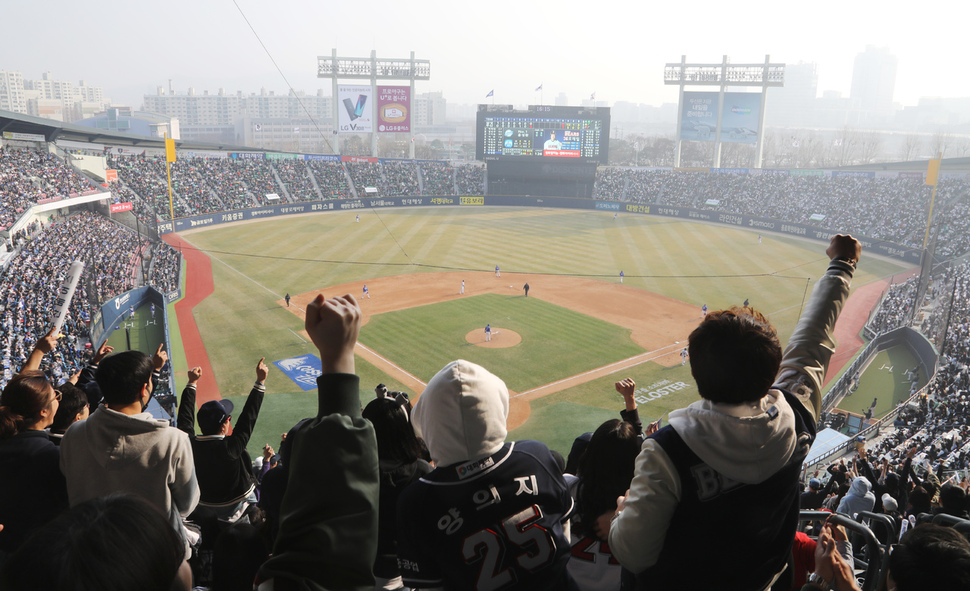 2018 프로야구가 개막한 24일 서울 잠실구장에서 두산 베어스와 삼성 라이온즈의 경기가 열리고 있다. 기상청은 이날 전국에 미세먼지 ‘매우 나쁨’을 예보했다. 강창광 기자 chang@hani.co.kr