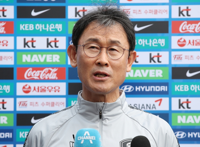 윤덕여 한국 여자축구대표팀 감독이 27일 오후 경기도 파주 축구국가대표팀 트레이닝센터(NFC)에서 열린 2018 여자 아시안컵 미디어데이에서 취재진 질문에 답하고 있다. 파주/연합뉴스