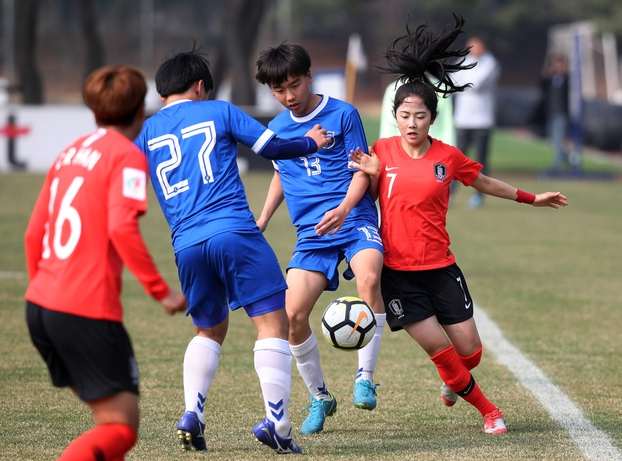 한국 여자축구대표팀의 이민아(맨 오른쪽)가 27일 오후 경기도 파주 축구국가대표팀 트레이닝센터(NFC)에서 열린 능곡고 남자축구팀과의 연습경기에서 공을 다투고 있다. 파주/연합뉴스