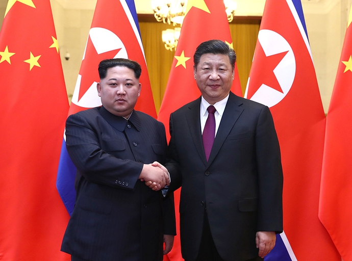 김정은 북한 노동당 위원장이 시진핑 중국 국가주석을 만나 정상회담을 하는 모습이 중국 관영매체에 28일 보도됐다. 신화통신