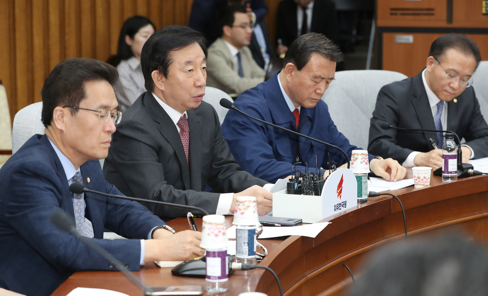 자유한국당 김성태 원내대표가 28일 오전 국회에서 열린 원내대책회의에서 발언하고 있다. 연합뉴스