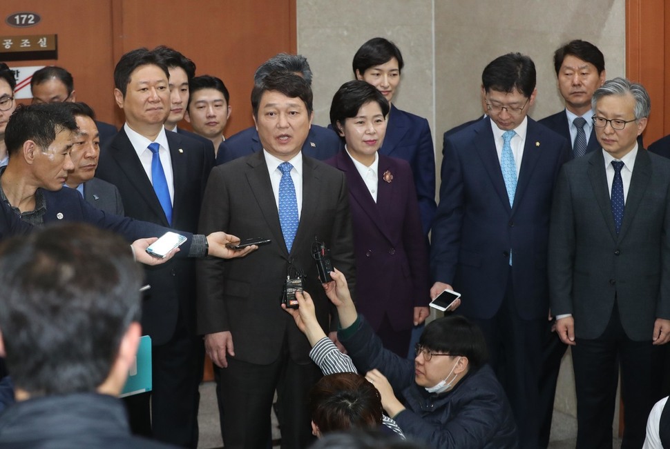 더불어민주당 최재성 전 의원이 29일 오전 국회에서 6·13지방선거와 함께 치러지는 서울 송파을 국회의원 재선거에 출마하겠다는 뜻을 밝힌 뒤 기자들의 질문에 답하고 있다. 강창광 기자 chang@hani.co.kr