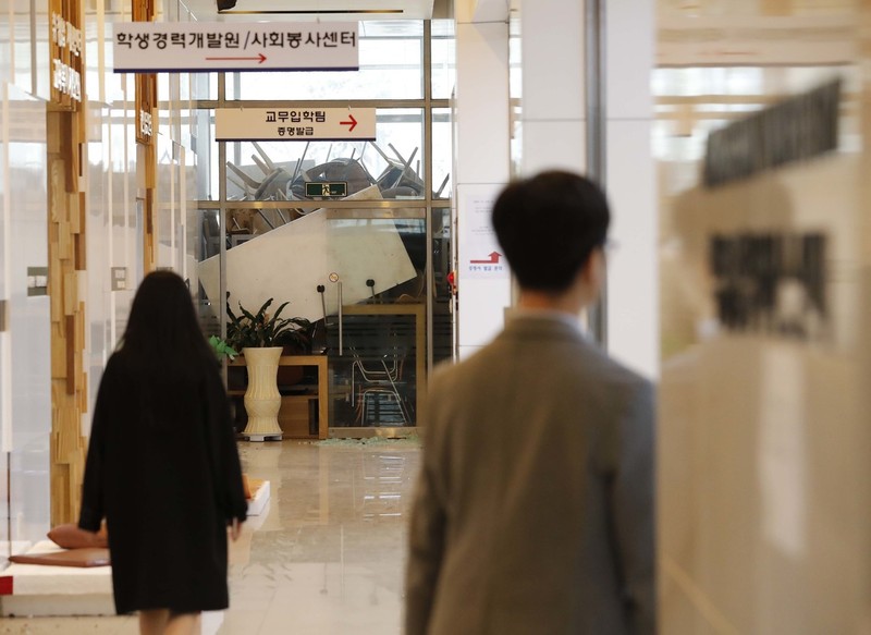 지난 28일 오전 서울 동작구 총신대 종합관 출입구가 학생들이 쌓아놓은 의자로 막혀있다. 박종식 기자 anaki@hani.co.kr