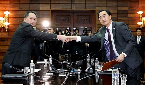공동보도문 교환하는 조명균-리선권 (파주=연합뉴스) 조명균 통일부장관과 리선권 조국평화통일위원회 위원장이 29일 판문점 북측 통일각에서 열린 남북 고위급회담에서 합의내용을 담은 공동보도문을 교환한 뒤 악수하고 있다. 2018.3.29 [사진공동취재단=연합뉴스] photo@yna.co.kr/2018-03-29 15:51:38/ <저작권자 ⓒ 1980-2018 ㈜연합뉴스. 무단 전재 재배포 금지.>