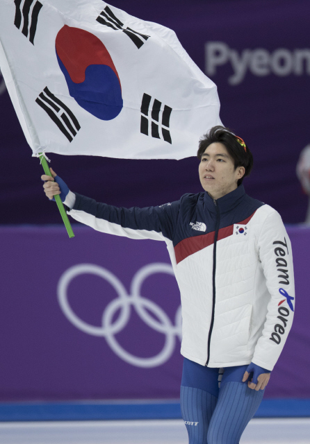 차민규가 지난달 19일 강릉 스피드스케이트 경기장에서 열린 평창올림픽 남자 500m에서 은메달을 딴 뒤 관중에게 인사하고 있다. 강릉/김성광 기자 flysg2@hani.co.kr