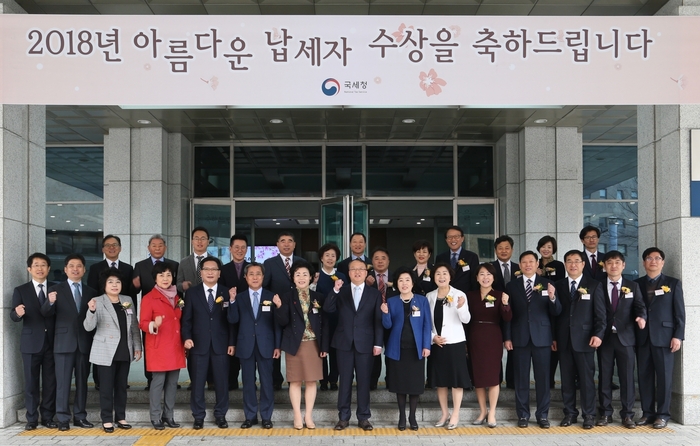 한승희 국세청장과 아름다운 납세자 상 수상자들이 기념사진을 찍고있다. 국세청 제공.