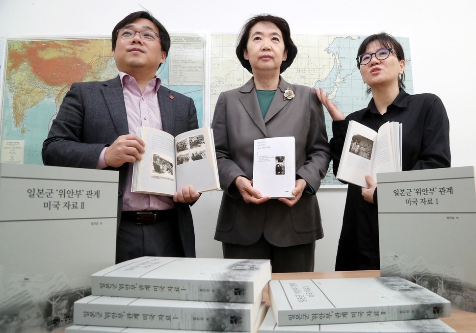 일본군 위안부 피해자 자료집을 펴낸 정진성 서울대 교수(가운데)와 강성현 성공회대 교수(왼쪽), 박정애 동국대 연구교수가 27일 오후 서울 관악구 서울대 인권센터에서 자료집과 함께 펴낸 <끌려가다, 버려지다, 우리 앞에 서다>란 제목의 ‘위안부’ 피해 여성 구술생애사 사례집을 펼쳐보이며 이야기하고 있다. 이정우 선임기자 woo@hani.co.kr