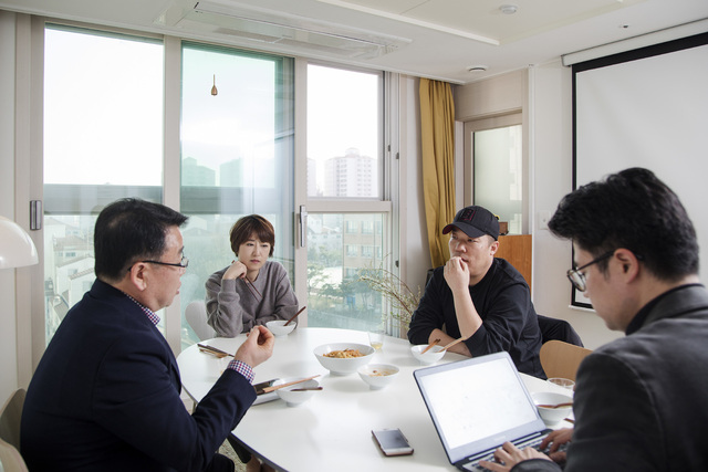 괴식 평가하는 전문가들. 사진 왼쪽부터 풀무원 식품기술연구소 김석화 실장, 와인스타일리스트 이영지, 간식평론가 김학선, 이정국 기자. 사진 윤동길(스튜디오 어댑터 실장)