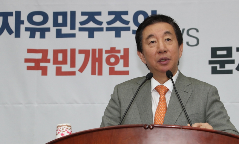 김성태 자유한국당 원내대표가 30일 국회에서 열린 의원총회에서 발언하고 있다. 연합뉴스