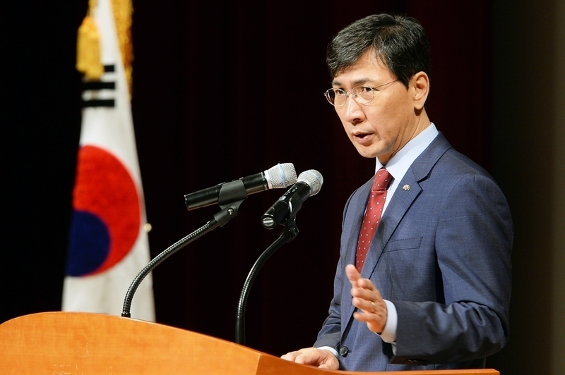 안희정 충남지사가 2018년 3월5일 오전 충남도청 문예회관에서 직원과의 대화 중 성범죄 피해자의 ‘미투운동’을 장려하고 있다. 연합뉴스