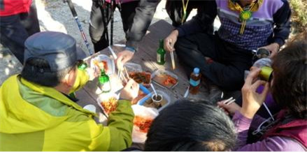 연인산, 수리산, 남한산성 등 경기도 도립공원 3곳의 주요 탐방로와 산 정상이 ‘음주행위 금지지역’으로 지정됐다. 경기도 제공