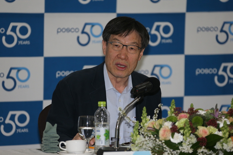 권오준 포스코 회장이 창립 50주년 기념일을 하루 앞둔 지난달 31일 기자간담회를 열어 포스코의 미래 전략과 거듭되는 ’교체설’에 대한 입장을 밝혔다. 포스코 제공