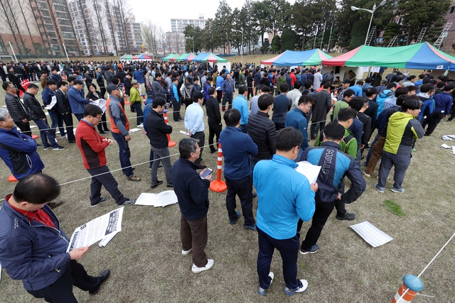 금호타이어 노동조합이 1일 오전 광주 광산구 소촌동 금호타이어 광주공장 운동장에서 노동조합 조합원에게 국외매각 찬반 의사를 묻는 투표를 진행하고 있다. 연합뉴스