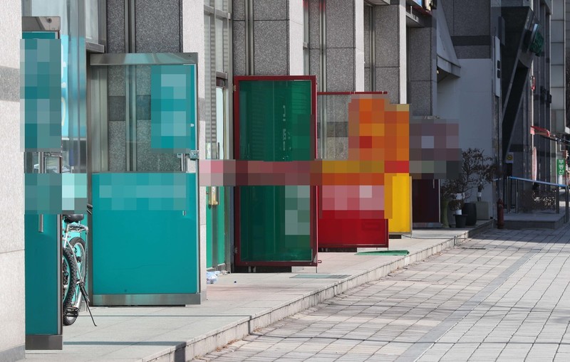 재건축·재개발이 한창 진행중인 서울 송파구 한 상가의 부동산 업소들이 문을 열어놓고 손님을 기다리고 있다. 한겨레 자료사진