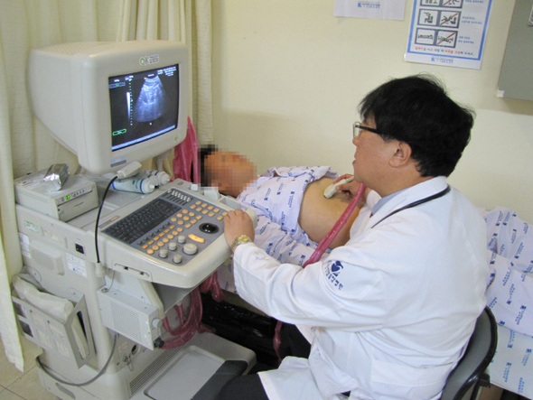 한 환자가 복부 초음파 검사를 받고 있는 모습. <한겨레> 자료사진