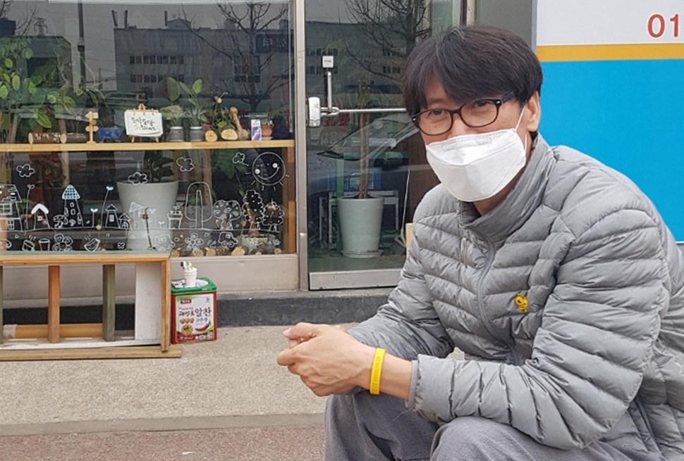1일 32일간의 단식농성을 끝낸 김득중 전국금속노동조합 쌍용자동차지부장이 경기도 평택시 칠괴동 쌍용차 지부 사무실 앞에서 병원 이송을 기다리고 있다. 김 위원장은 오랜 단식 탓에 냄새에 예민해진 데다 기관지도 약해져 마스크를 착용하고 인터뷰에 응했다.