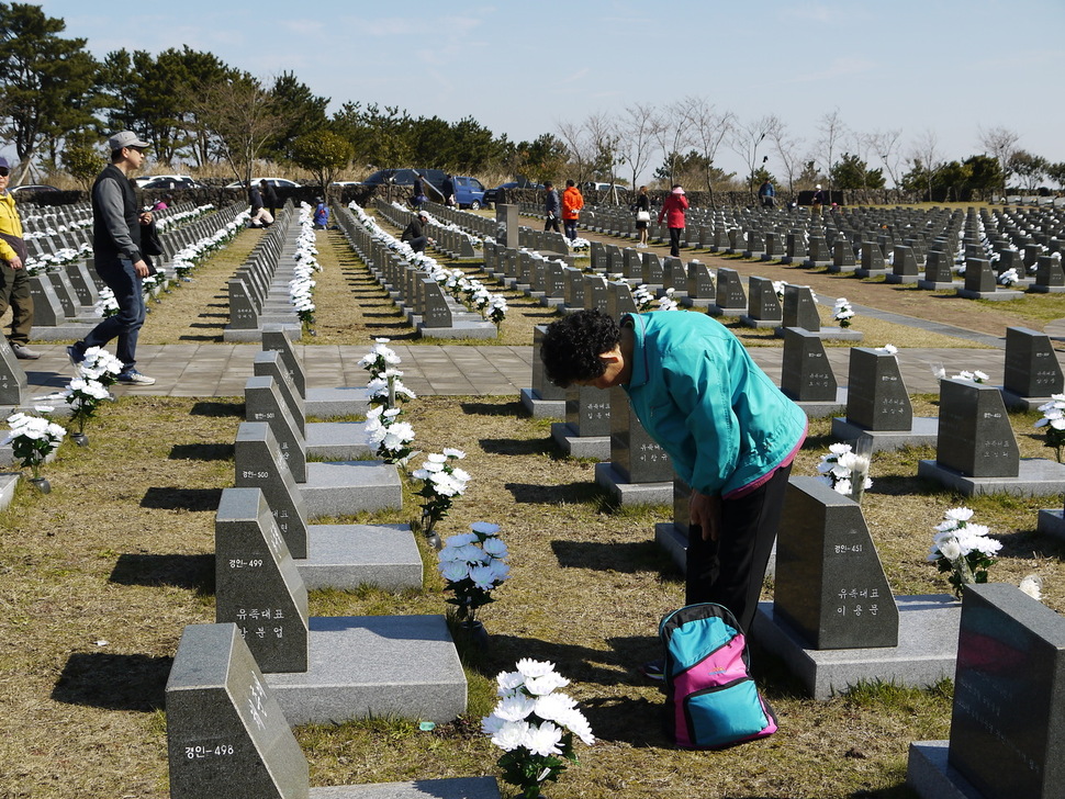 제주시 봉개동 제주4·3평화공원 안에 있는 행방불명인 표지석 앞에서 한 유족이 절을 올리고 있다.