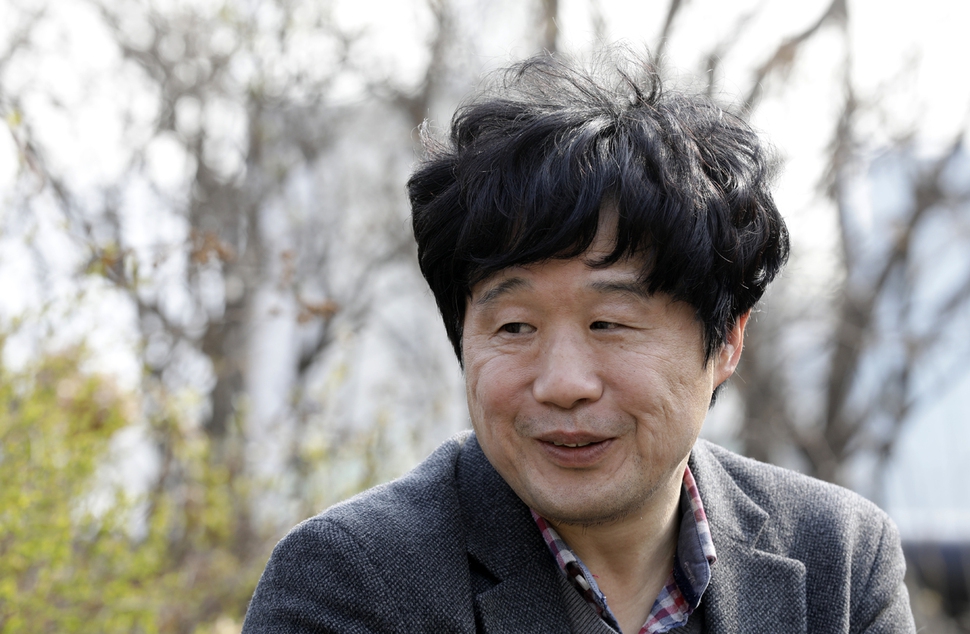 서민 단국대 교수가 3월27일 서울 공덕동에서 한겨레 동물 전문 매체 ‘애니멀피플’과 인터뷰 하고 있다.  김명진 기자 littleprince@hani.co.kr