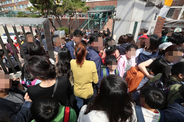 2일 서울 서초구 방배초등학교에서 한 남성이 초등학생을 인질로 잡고 경찰과 대치하다 1시간 만에 검거되는 사건이 발생하자 학생을 마중나온 가족들로 학교 앞이 북적이고 있다. 연합뉴스