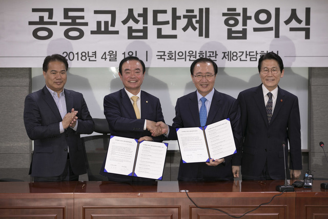 ‘민주평화당-정의당 공동교섭단체 협약식’이 지난 1일 오후 국회 의원회관에서 열려 장병완 민주평화당 원내대표(왼쪽 둘째부터), 노회찬 정의당 원내대표가 참석해 합의문에 서명한 뒤 악수하고 있다. 김성광 기자 flysg2@hani.co.kr
