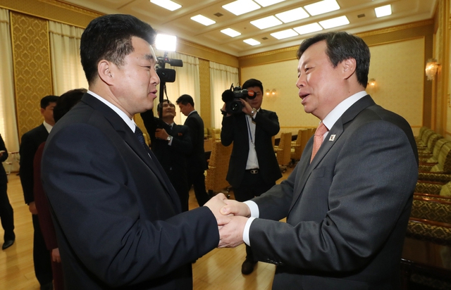 2일 오전 남북평화협력기원 남쪽예술단을 인솔하는 도종환 문체부 장관이 평양 만수대의사당에서 김일국 북한 체육상과 면담에 앞서 악수하고 있다. 연합뉴스