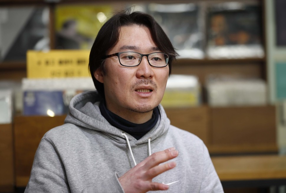 김희준 <엠엠재즈> 편집장이 3월22일 오후 서울 서교동 웨스트브릿지 레코드에서 인터뷰를 하고 있다. 박종식 기자 anaki@hani.co.kr