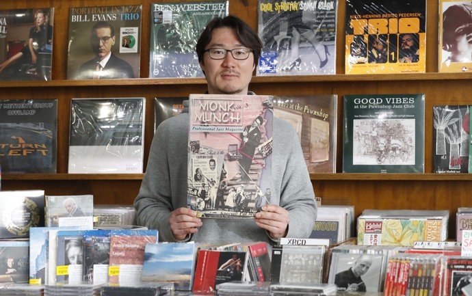 김희준 <엠엠재즈> 편집장이 3월22일 오후 서울 서교동 웨스트브릿지 레코드에서 포즈를 취하고 있다. 박종식 기자 anaki@hani.co.kr
