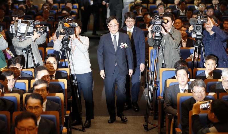 김기식 신임 금융감독원장이 2일 오전 서울 여의도 금융감독원에서 열린 취임식에 참석해 단상으로 향하고 있다. 박종식 기자 anaki@hani.co.kr