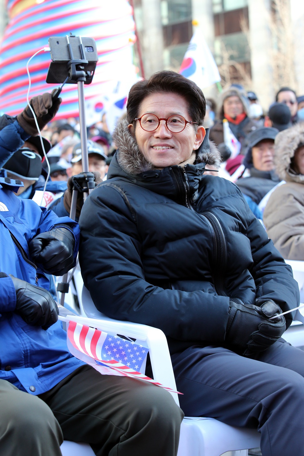 2017년 2월11일 오후 서울 청계광장에서 열린 박근혜 대통령 탄핵 반대 집회에서 김문수 전 경기도지사가 탄핵반대 연설을 듣고 있다. 김태형 기자 xogud555@hani.co.kr