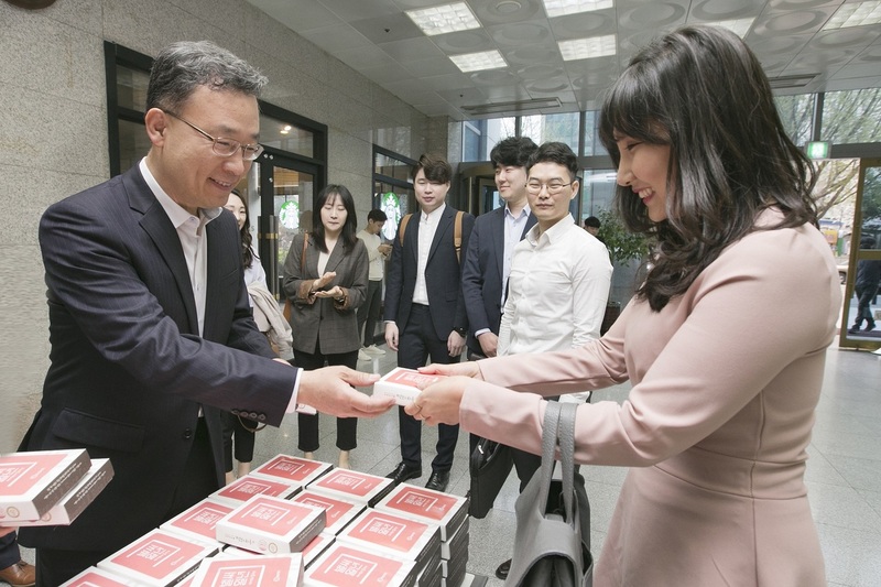 3일 케이뱅크 심성훈 행장이 출범 1돌을 기념한 행사를 진행하고 있다. 사진 케이뱅크 제공