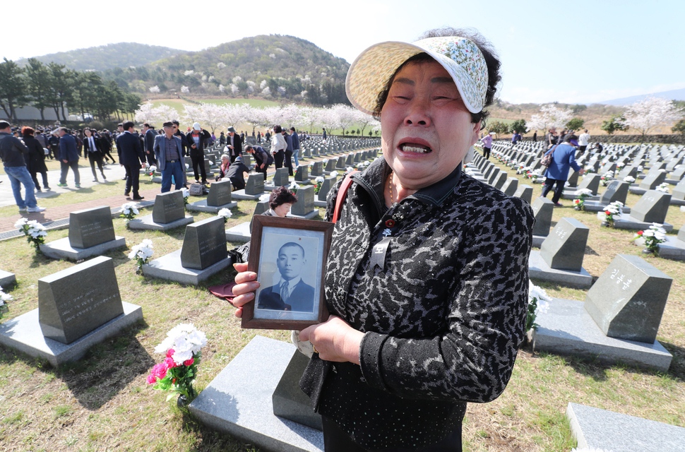 김영자(73)씨가 3일 오전 70주년 4.3희생자 추념식이 열린 제주시 봉개동 제주4.3평화공원 내 행방불인 희생자 표석에서 4.3으로 돌아가신 아버지 김진필씨의 사진을 들고 눈물을 흘리며 아직도 찾지 못한 아버지의 사연을 호소하고 있다. 김 씨는 아버지가 비행장에 끌려간 이후 행방불명 되었다고 말했다. 제주/백소아 기자