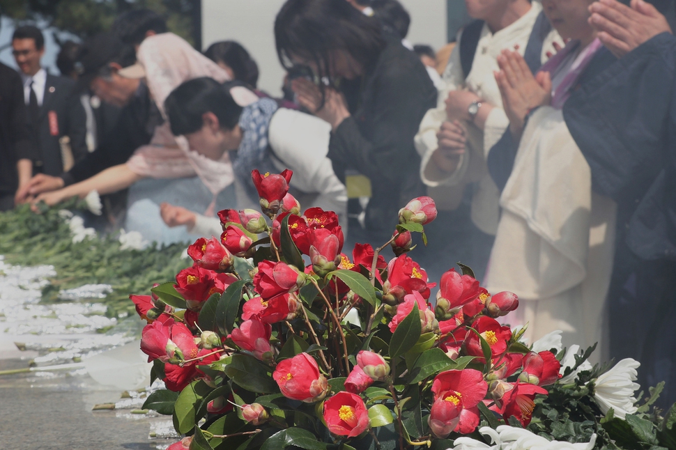 3일 오전 70주년 4.3희생자 추념식이 열린 제주시 봉개동 제주4.3평화공원 내 위령탑에서 참석자들이 헌화하고 있다. 제주/백소아 기자