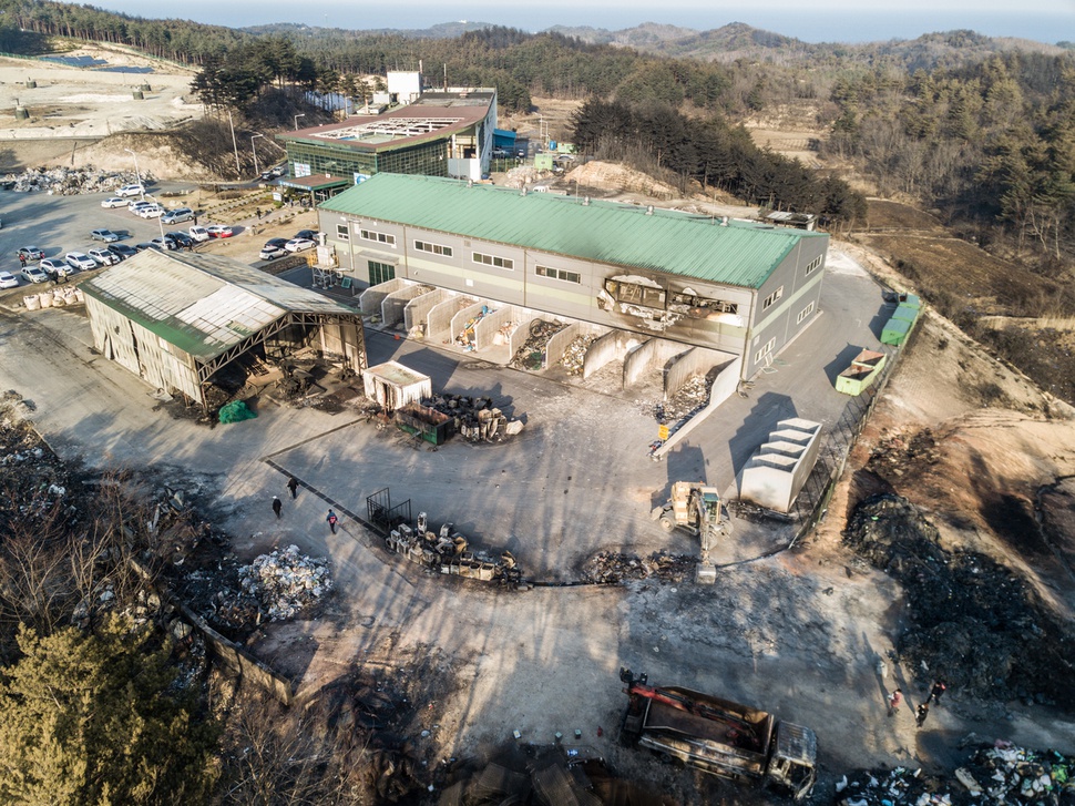 산불로 환경자원사업소 주요 시설 상당수가 불에 타 고성군이 쓰레기 처리에 애를 먹고 있다. 사진은 불에 탄 환경자원사업소 모습. 고성군청 제공
